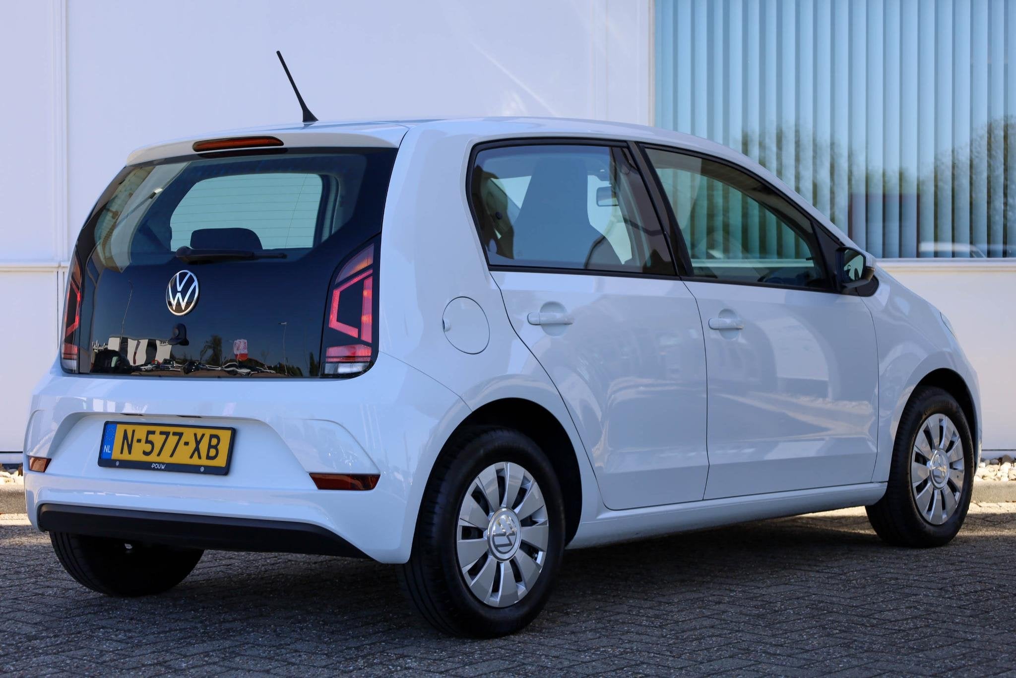 Volkswagen up! 1.0 65pk | DAB | Lane Assist | Bluetooth, 12 maanden, Stof, Gebruikt, 4 stoelen