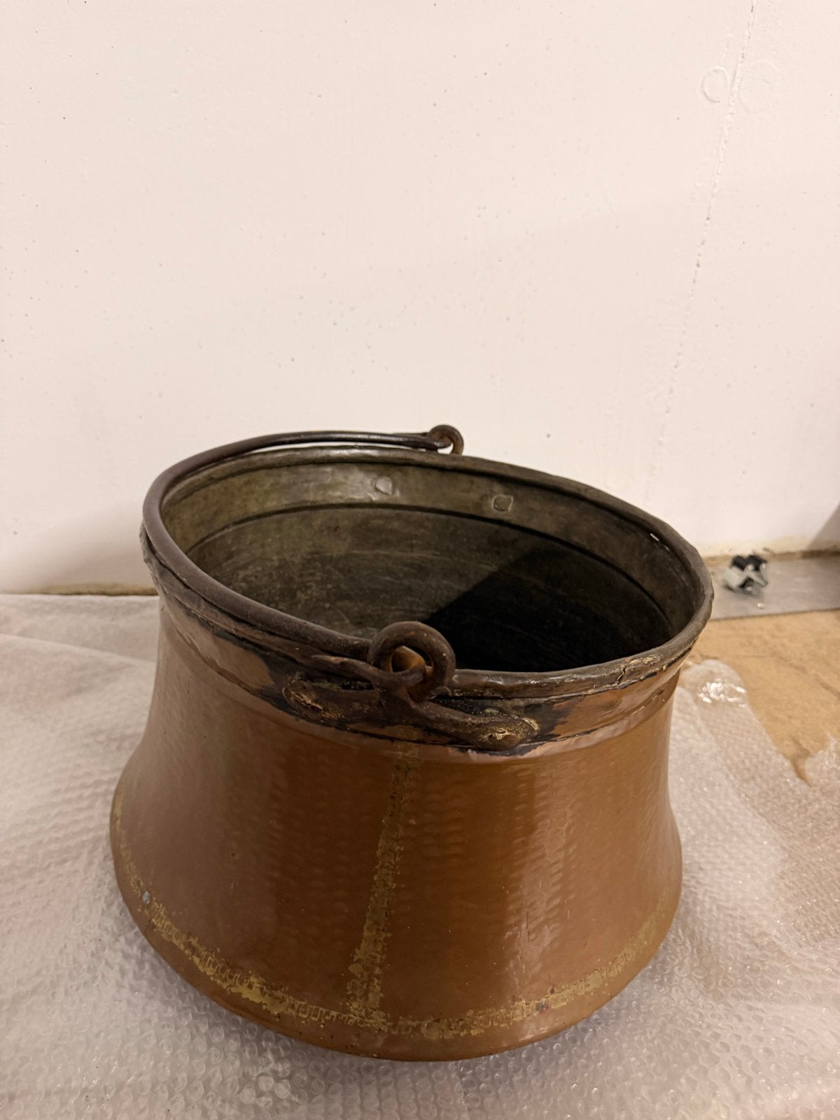 Antieke koperen pot met ijzeren hengsel, Antiek en Kunst, Ophalen, Koper