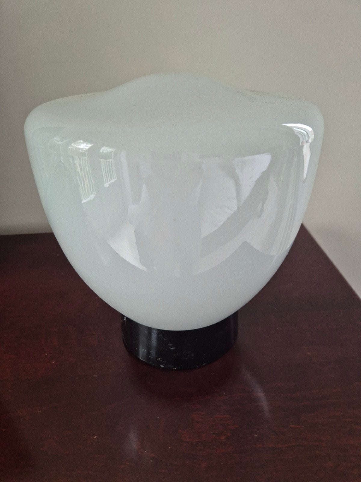 Jaren 60 plafondlamp met bakeliet armatuur en melkglas kap, Gebruikt, Jaren 50, Glas, Wit