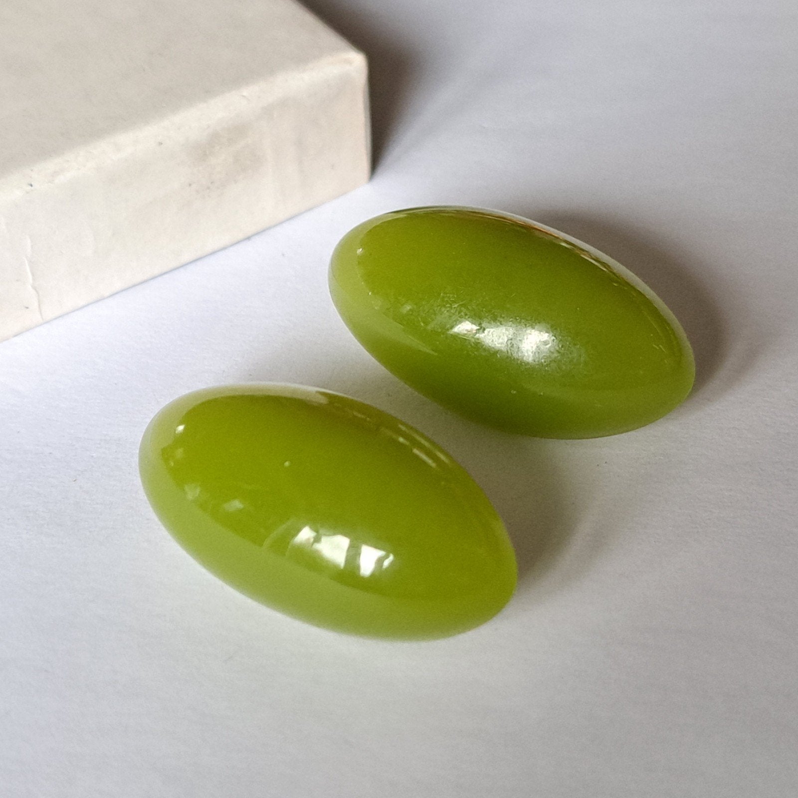 Vintage groene clip oorbellen, Verzenden, Groen, Overige materialen