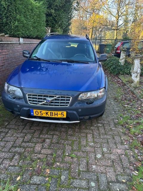 Volvo XC 70 2.4 T XC 4WD AUT 2001 Blauw, Auto's, Volvo, 1800 kg, Zwart, Blauw, Stationwagon