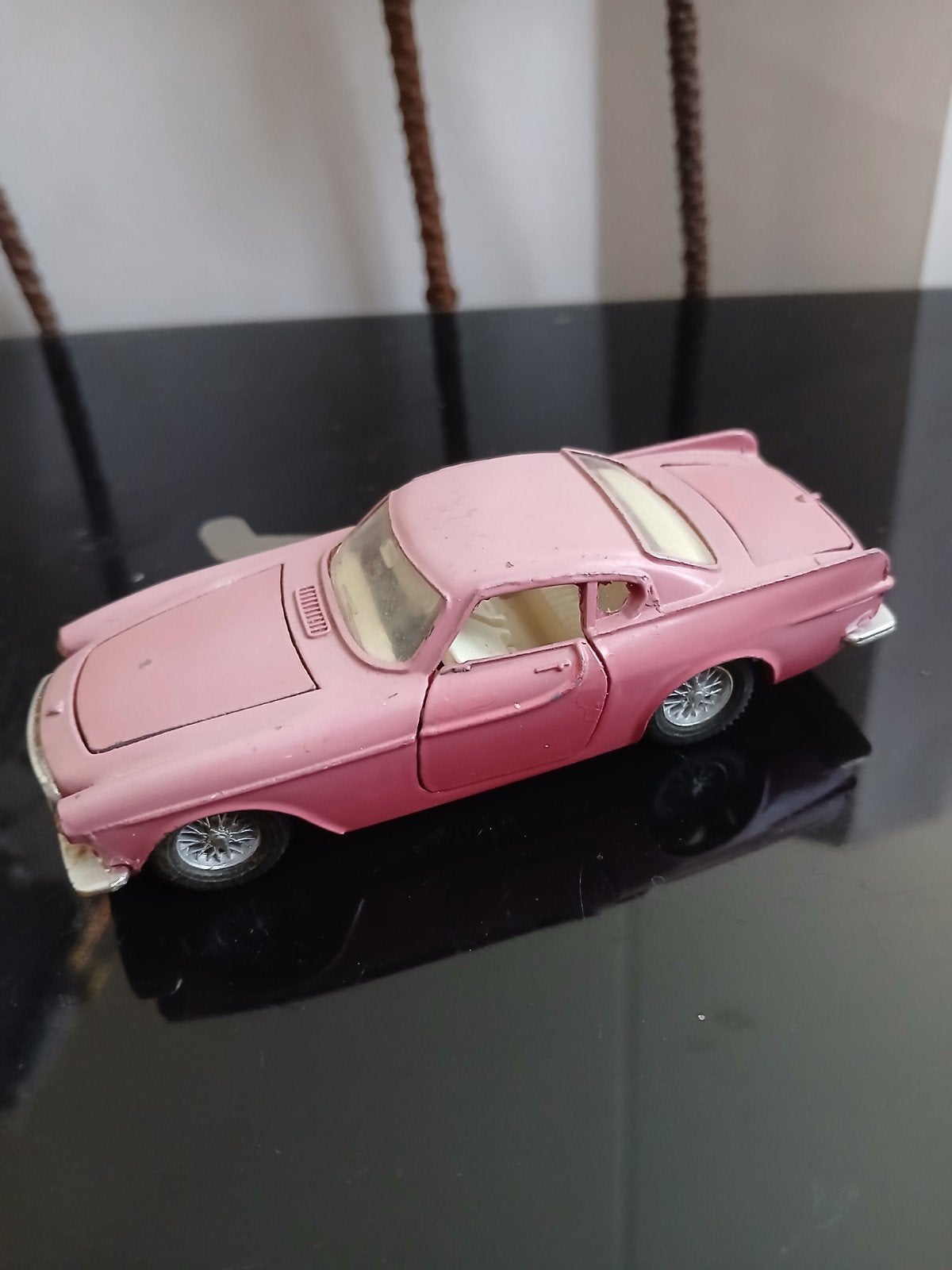 Volvo P1800.  Dinky toys,  mooi, maar dof, Ophalen of Verzenden, Gebruikt, Auto, Dinky Toys