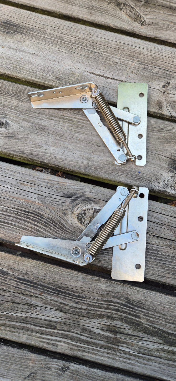 Metalen scharnieren met veer (2 stuks), Doe-het-zelf en Verbouw, Hang- en Sluitwerk, Ophalen of Verzenden, Gebruikt, Overige materialen