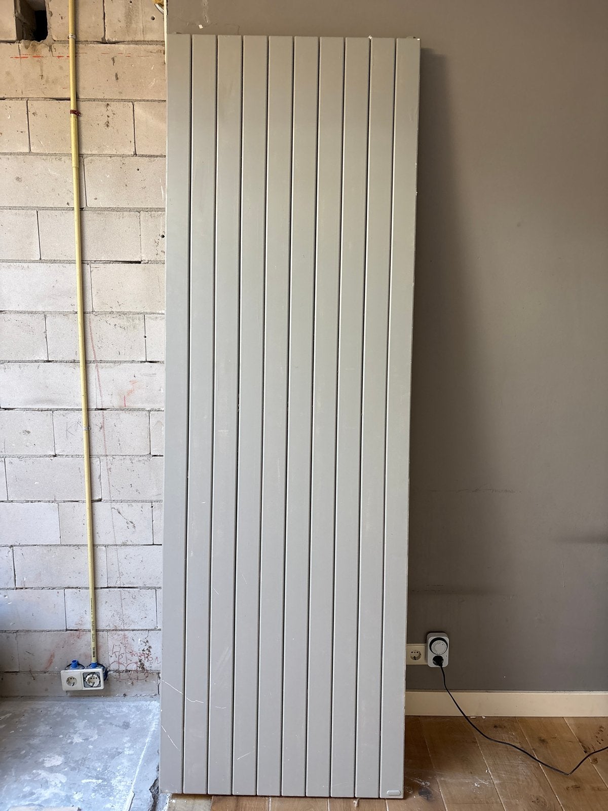 Vasco Grote verticale design radiator, lichtgrijs, gebruikt, Doe-het-zelf en Verbouw, Verwarming en Radiatoren, Ophalen, Gebruikt