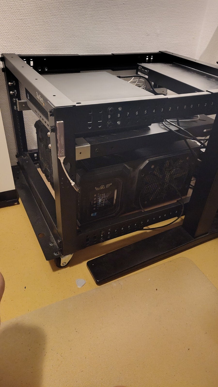 Startech 8U server rack kast, Computers en Software, Serverkasten, Ophalen, Zo goed als nieuw
