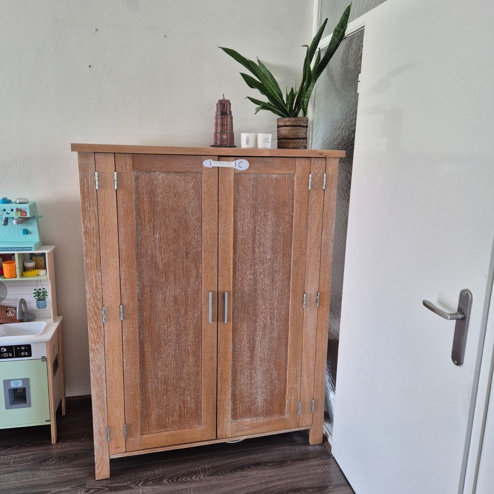 Houten kast met opbergruimte en uitschuifbaar blad, Ophalen of Verzenden, Zo goed als nieuw