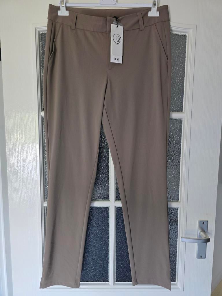 Nieuwe broek travel zoso xl taupe, Kleding | Dames, Broeken en Pantalons, Ophalen of Verzenden, Nieuw, Maat 46/48 (XL) of groter