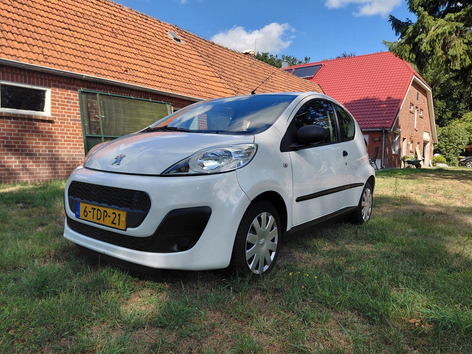Peugeot 107 1.0 12V E-vti 68PK 3DR 2014 Wit, Voorwielaandrijving, Euro 5, Stof, Zwart