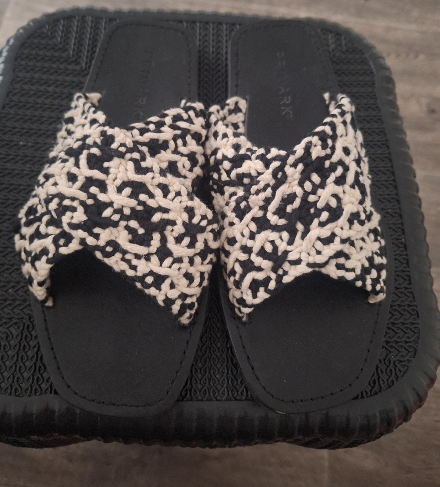 Primark slippers zwart/wit maat 36, Slippers, Primark, Zwart, Ophalen of Verzenden