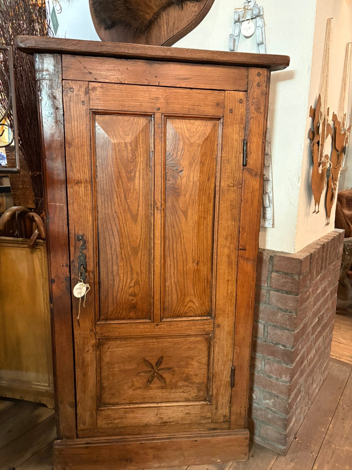 Prachtige houten antieke hoekkast met mooie details