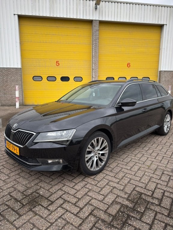 Skoda Superb Combi 2.0 TDI Ambition Bns (bj 2016), Auto's, Gebruikt, Euro 6, 4 cilinders, Zwart