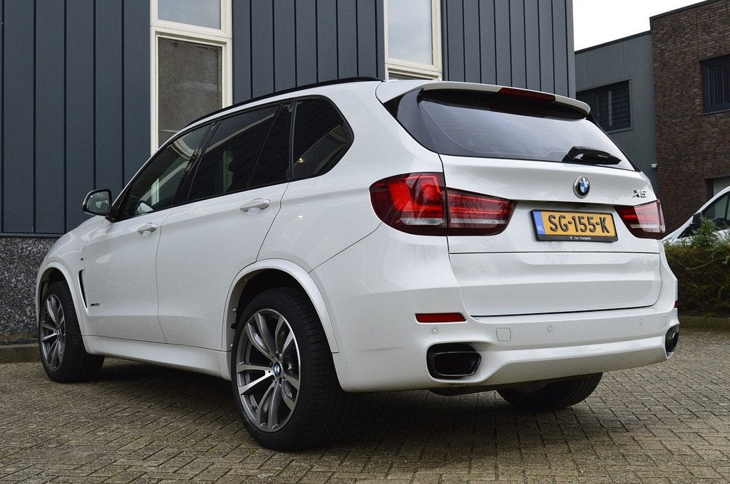 BMW X5 xDrive50i High Executive 7p. Rijklaarprijs-Garantie P, Auto's, BMW, Automaat, Gebruikt, 7 stoelen, Wit