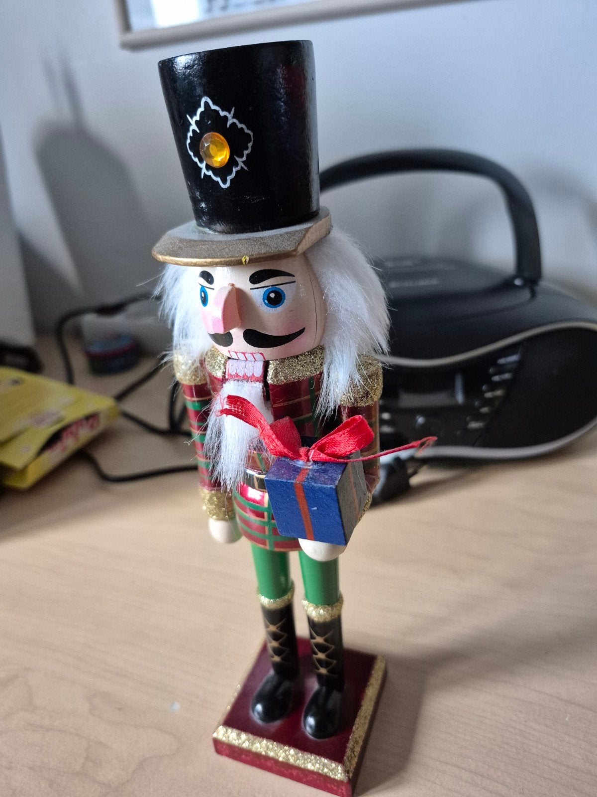 Notenkraker met cadeautje in de hand kerst, Ophalen of Verzenden, Nieuw