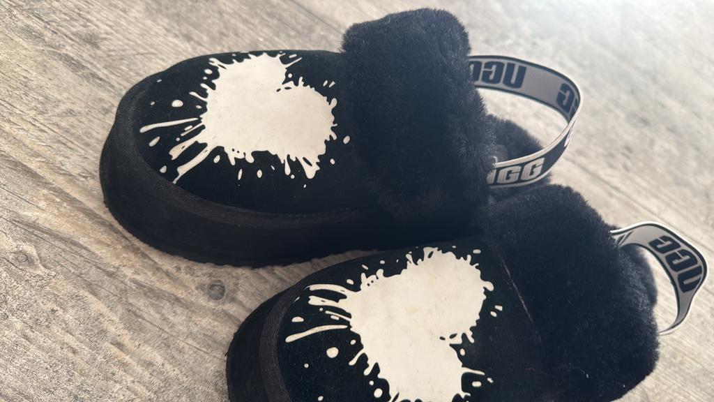Uggs sloffen, Kleding | Dames, Schoenen, Zwart, Ophalen of Verzenden, Zo goed als nieuw, Pantoffels of Sloffen