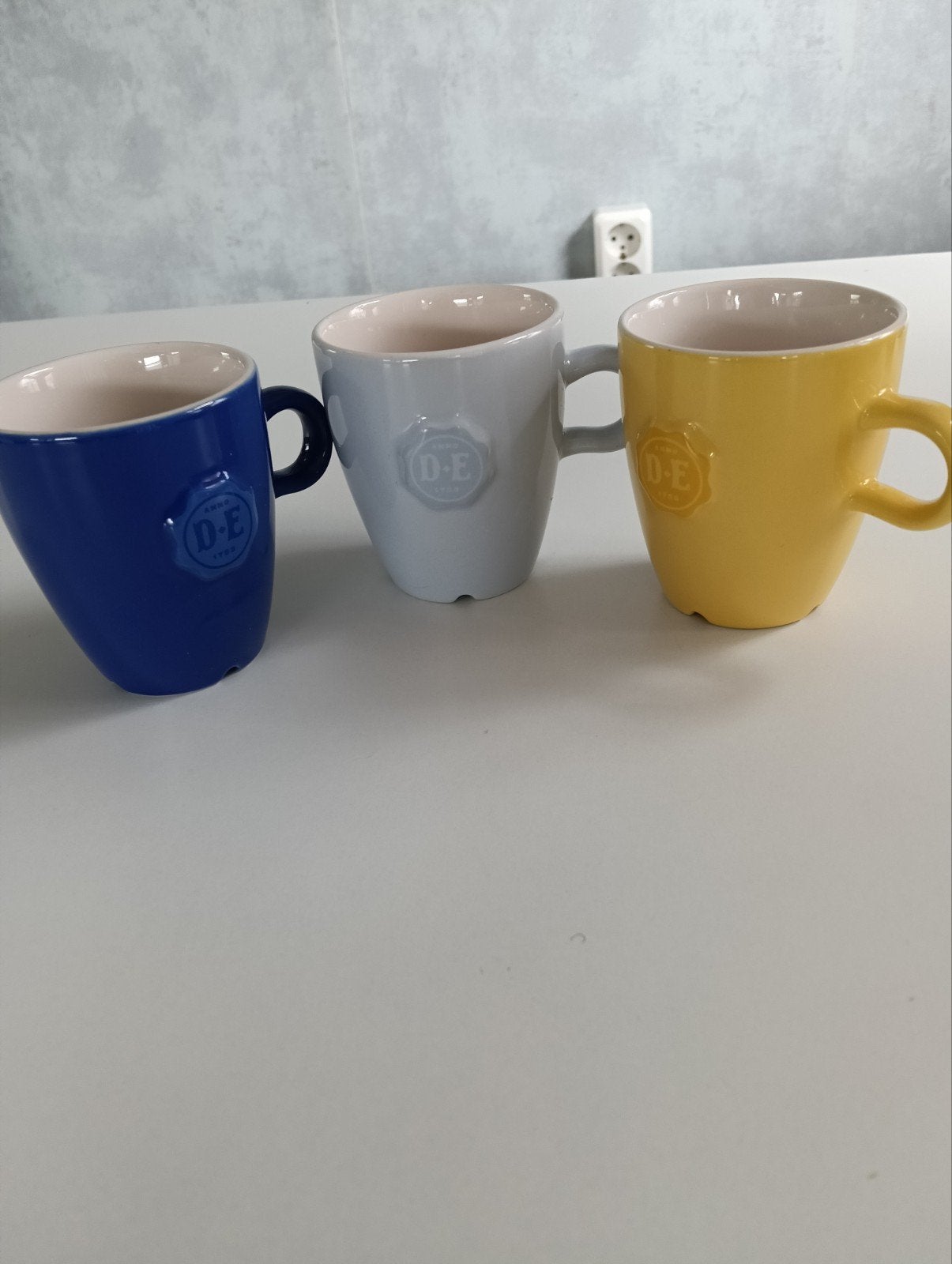 3 gekleurde DE mokken, Ophalen of Verzenden, Gebruikt, Aardewerk, Overige stijlen