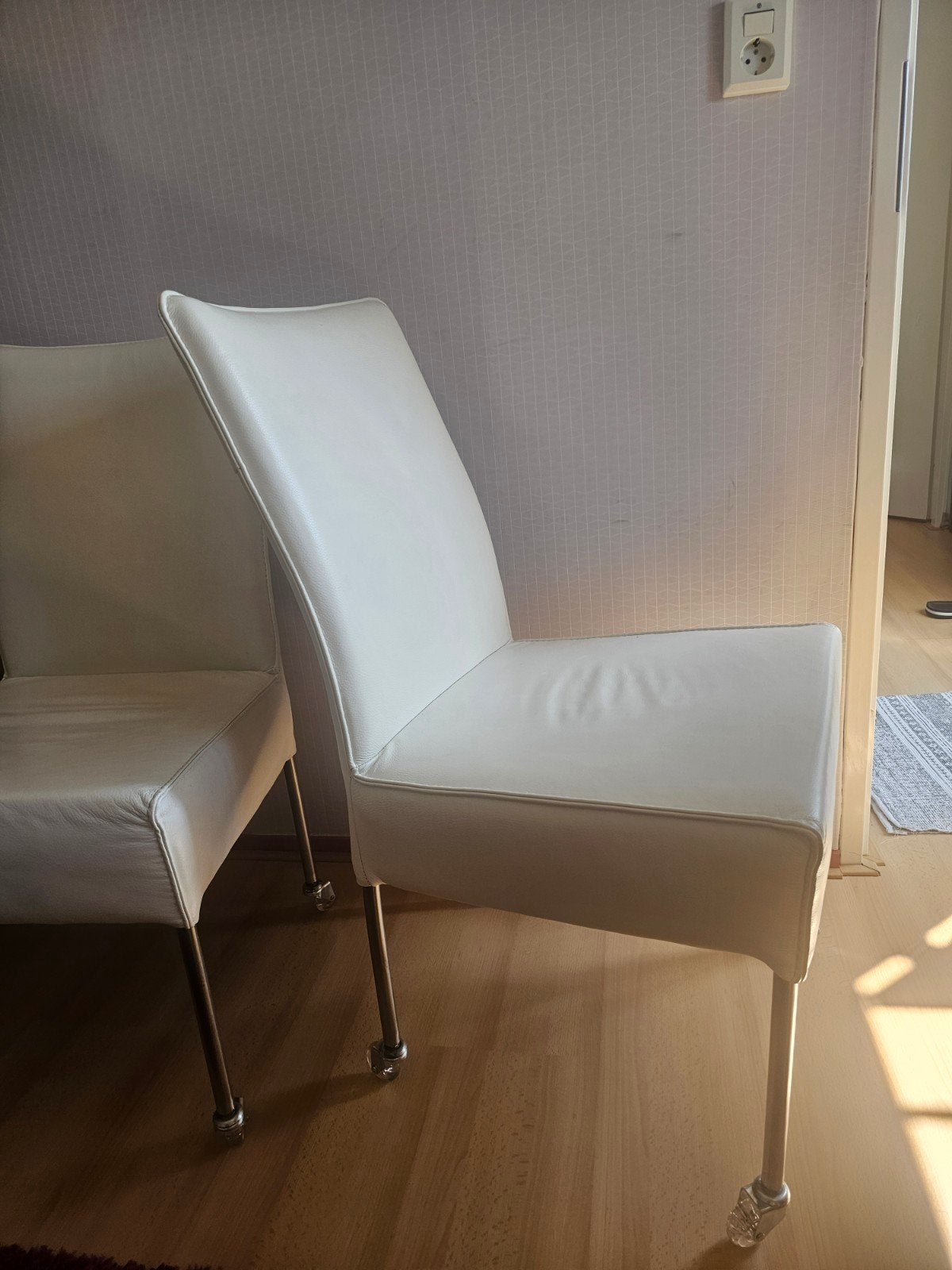 leren stoelen op wieltjes
