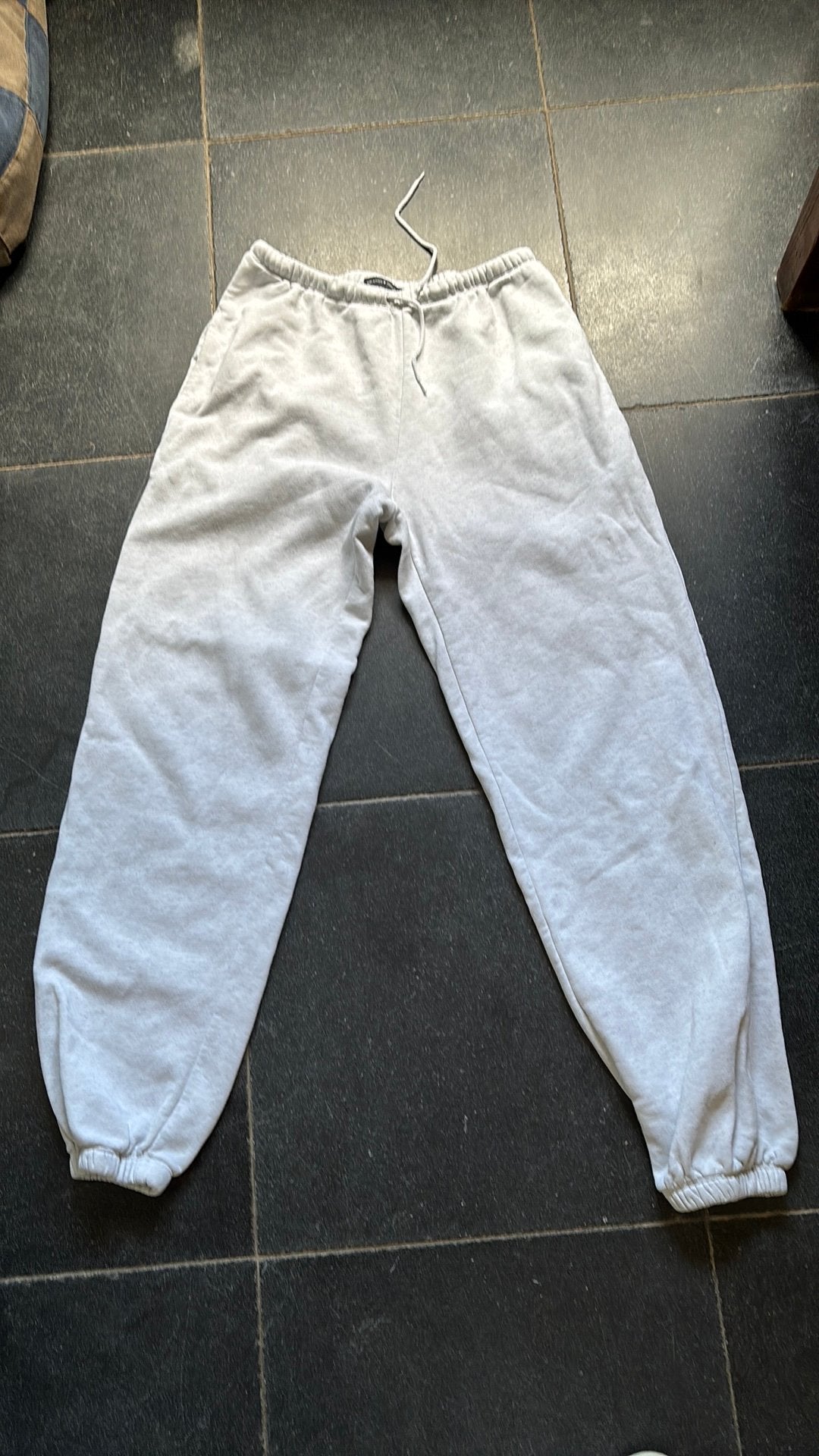 Mooie lichtgrijze jogging broek Brandy melville one size, Kleding | Dames, Sportkleding, Overige typen, Ophalen of Verzenden, Zo goed als nieuw