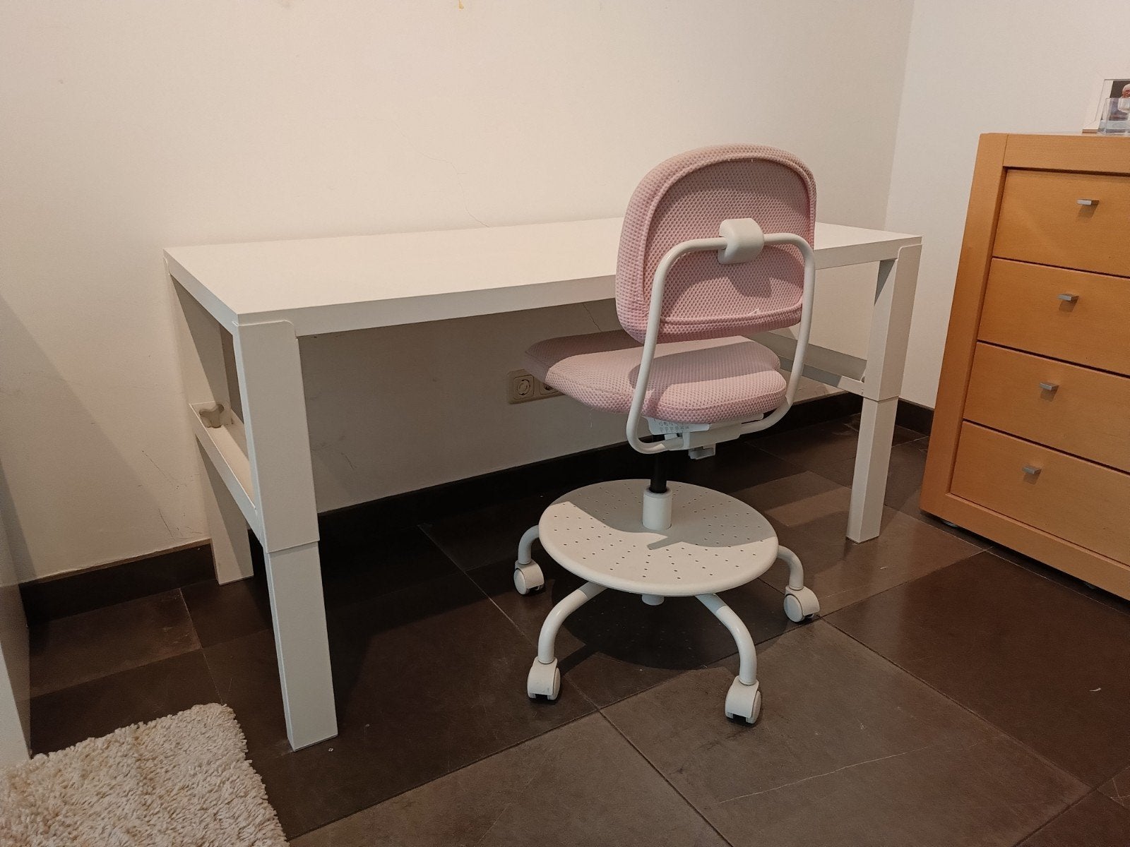 Bureau Ikea en bureaustoel roze voor kind, Huis en Inrichting, Bureaus, Ophalen, Zo goed als nieuw