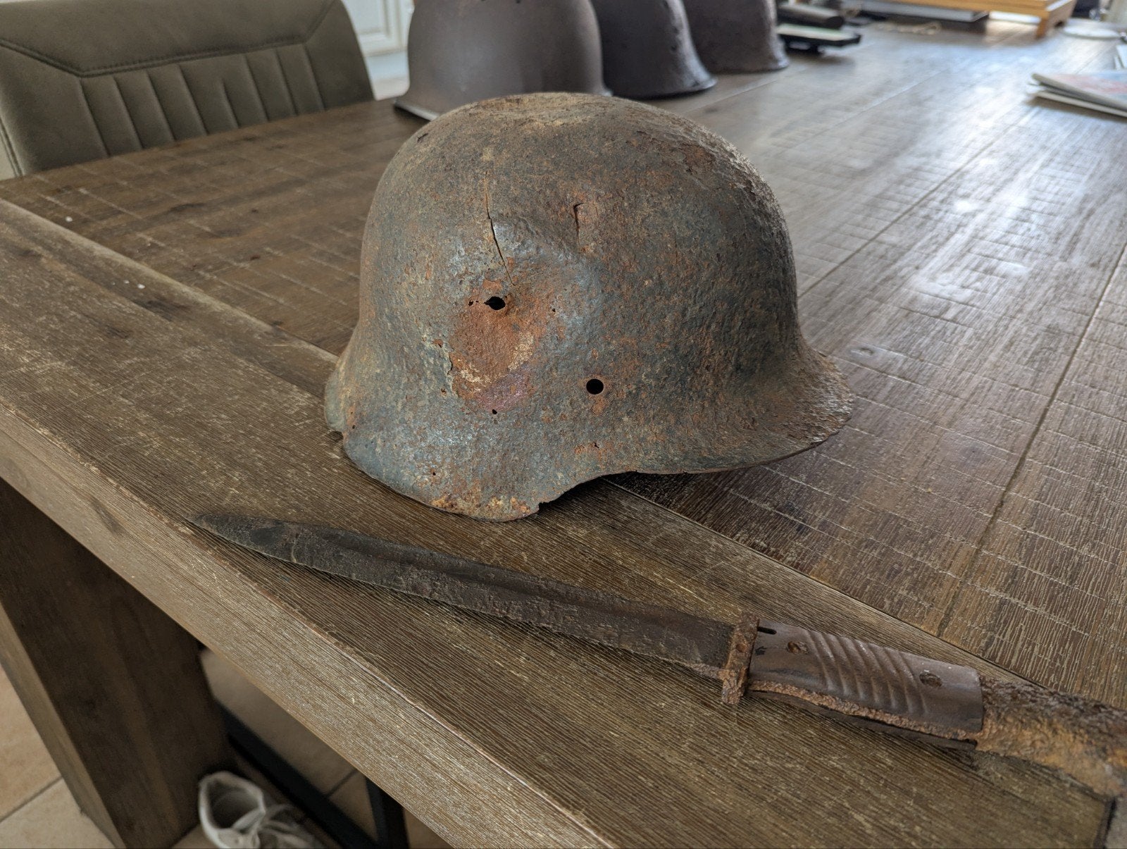 M42 bodemvondst helm en k98 bajonet, Verzenden, Duitsland, Helm of Baret