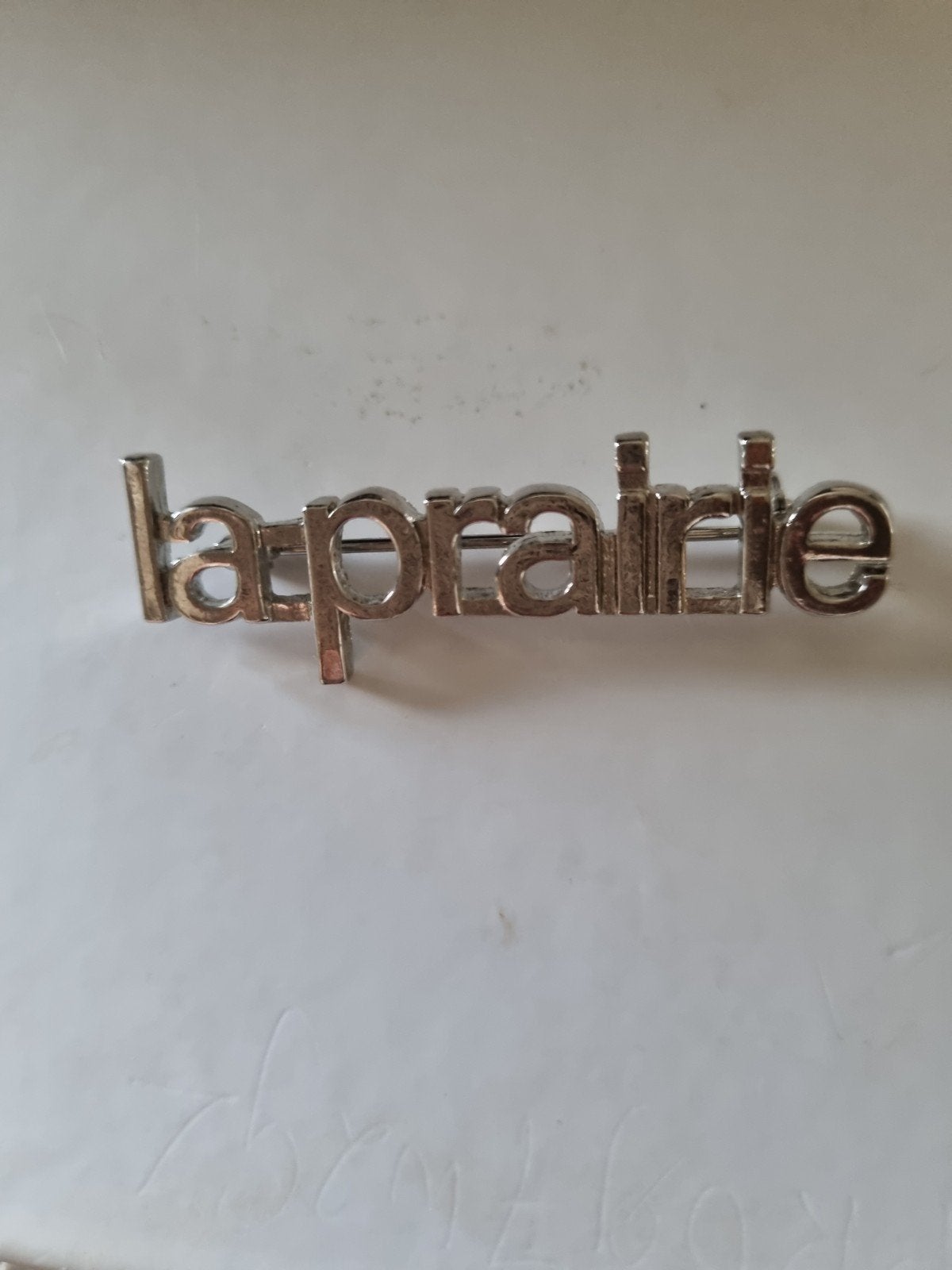 La Prairie Broche - Zilverkleurig, Overige materialen, 4 tot 7 cm, Ophalen of Verzenden, Zo goed als nieuw