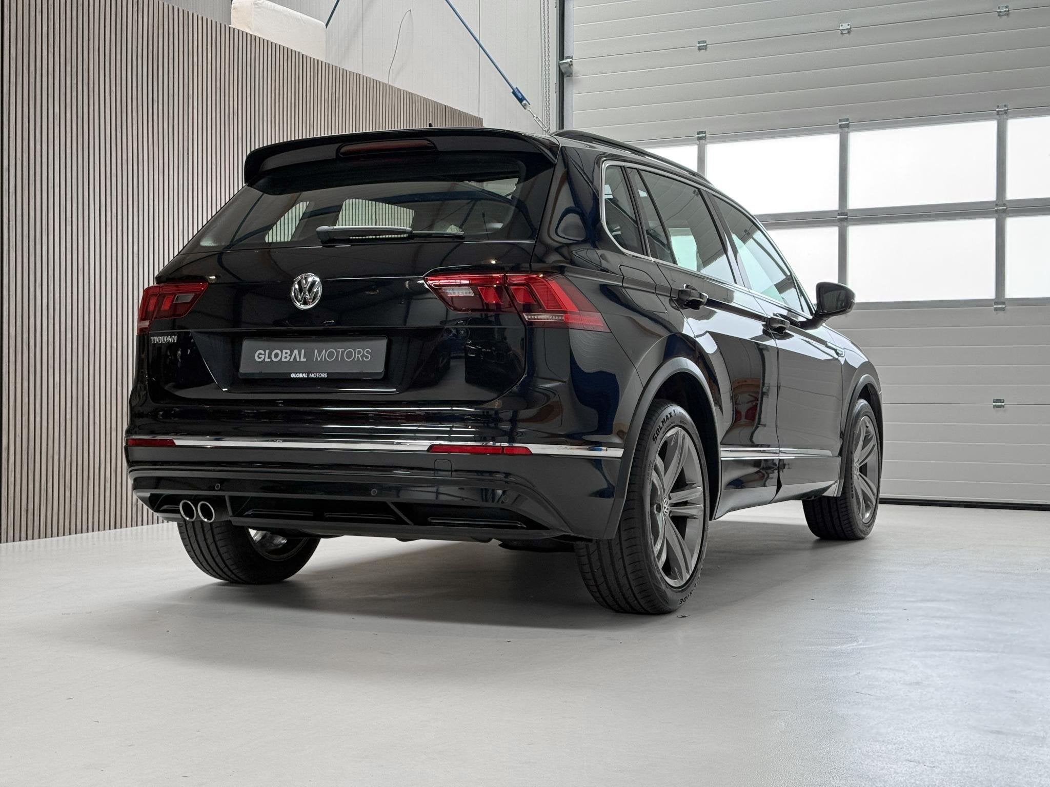 Volkswagen Tiguan 1.5 TSI ACT Highline R Line - PANORAMADAK, Auto's, Volkswagen, Euro 6, 150 pk, Zwart, Bedrijf