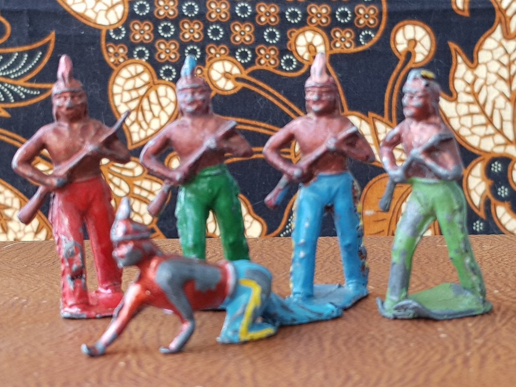 Vijf Indianen oud speelgoed uit Engeland van tin.