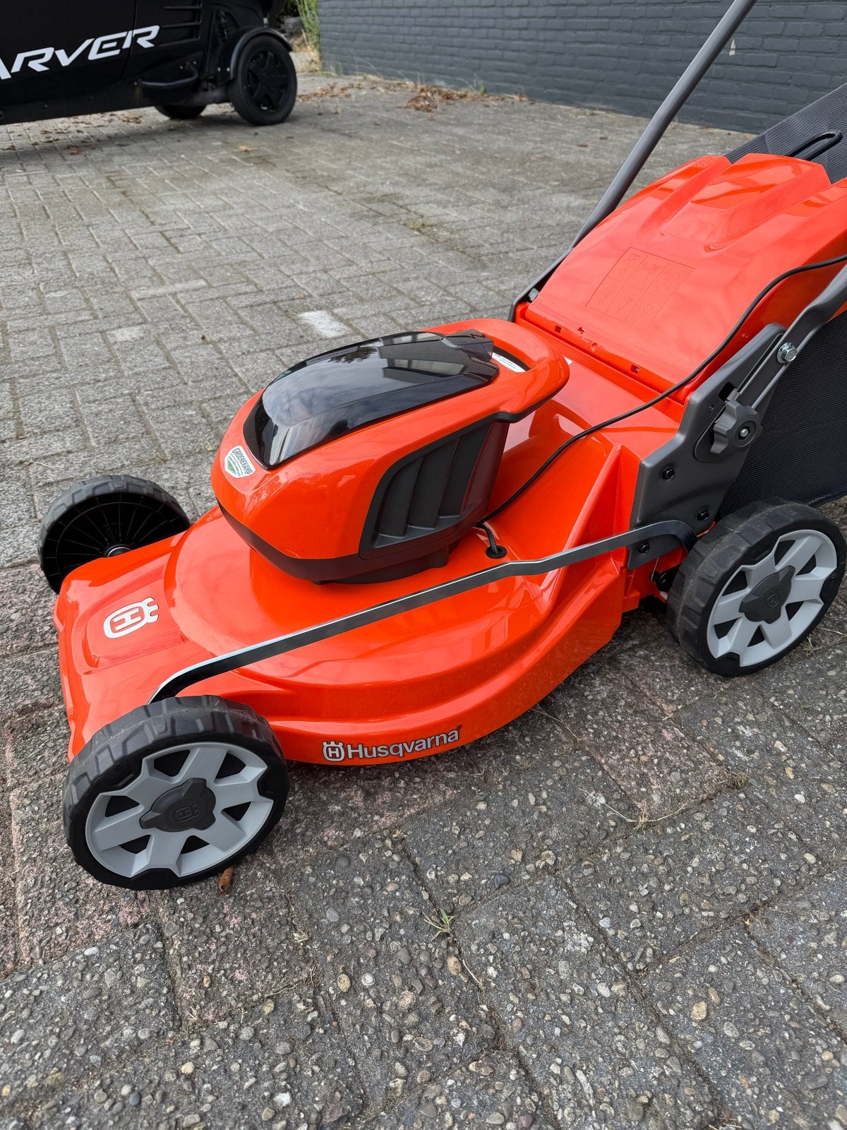 Husqvarna LC 142iS Accu Grasmaaier, Tuin en Terras, Grasmaaiers, Ophalen, Cirkelmaaier, Accu-grasmaaier, Nieuw