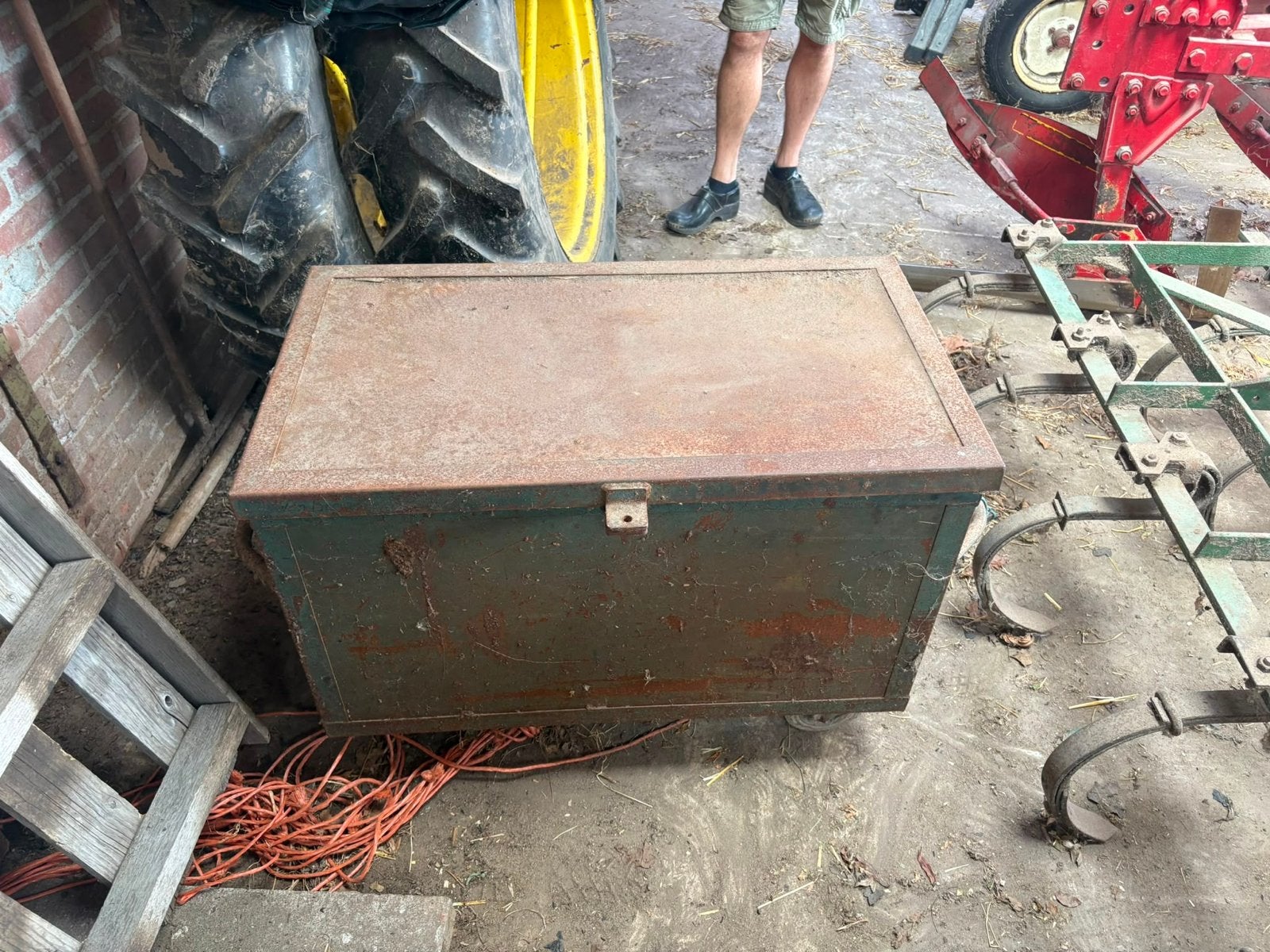 Robuuste metalen kist op wielen - Gebruikt, Huis en Inrichting, Ophalen, 50 – 75, Gebruikt, 100 tot 150 cm
