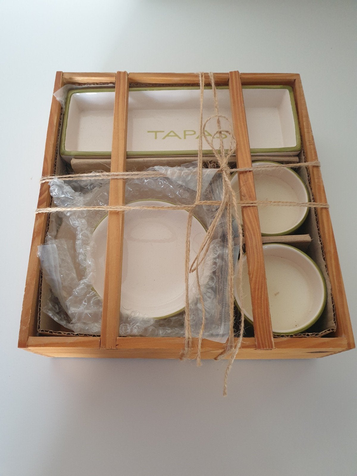 Nieuw Tapas Set in Houten Kist, Keramiek, Nieuw, Ophalen of Verzenden, Schaal of Schalen