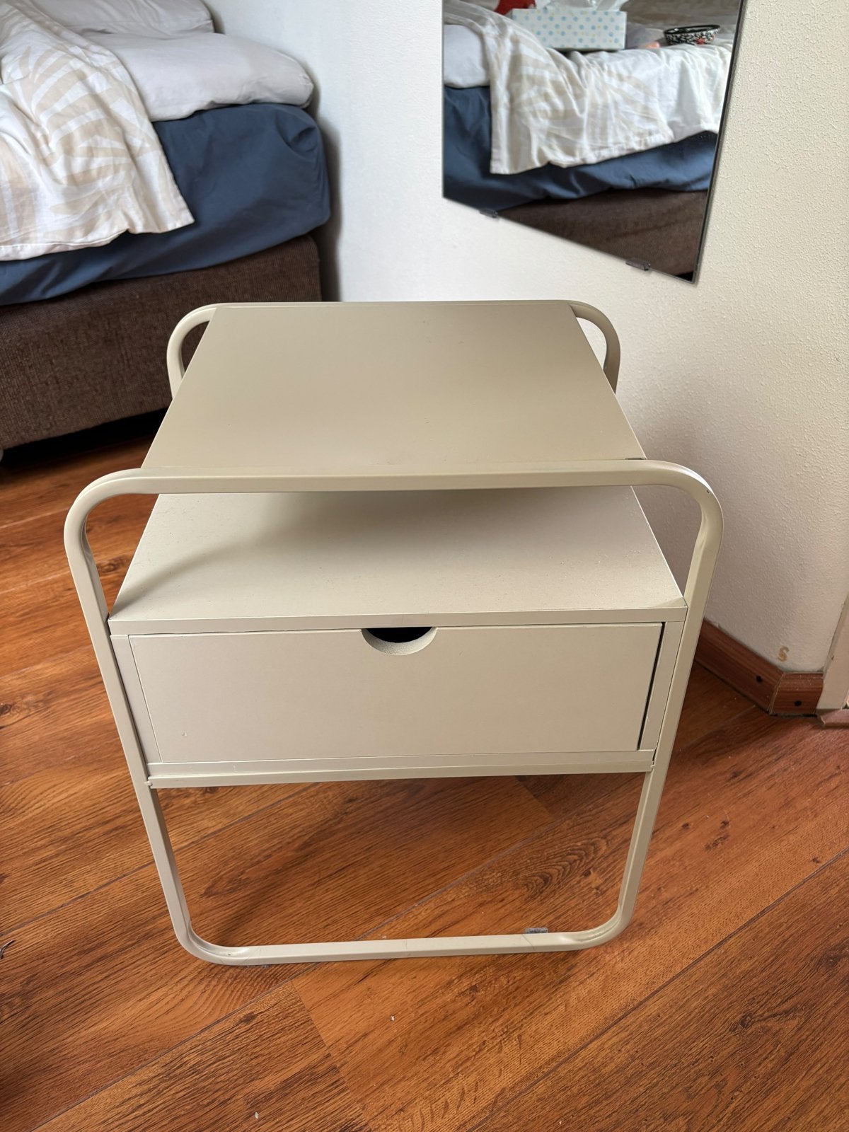 Nachtkastje / Bedside table - Beige, Huis en Inrichting, Ophalen, Gebruikt, Metaal of Aluminium, 45 tot 65 cm