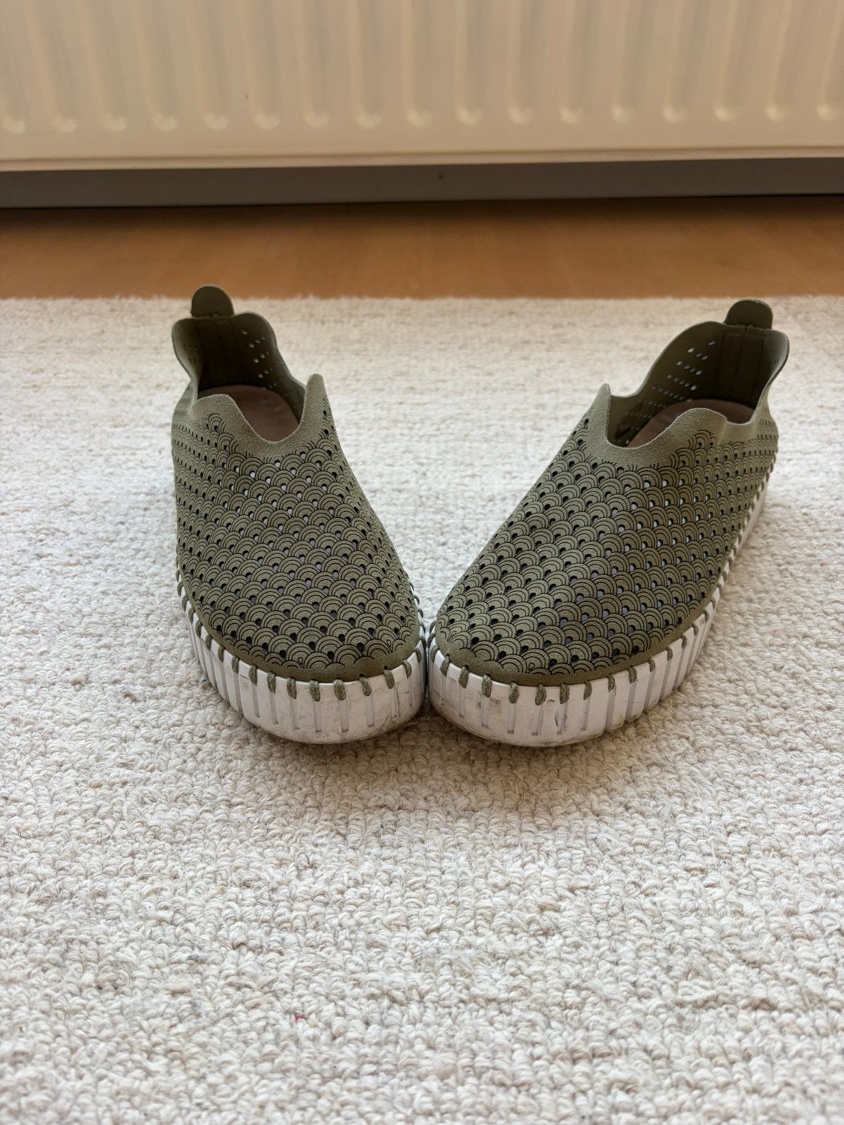 Ilse Jacobsen instappers maat 40 khaki, Kleding | Dames, Ophalen of Verzenden, Zo goed als nieuw, Groen, Instappers