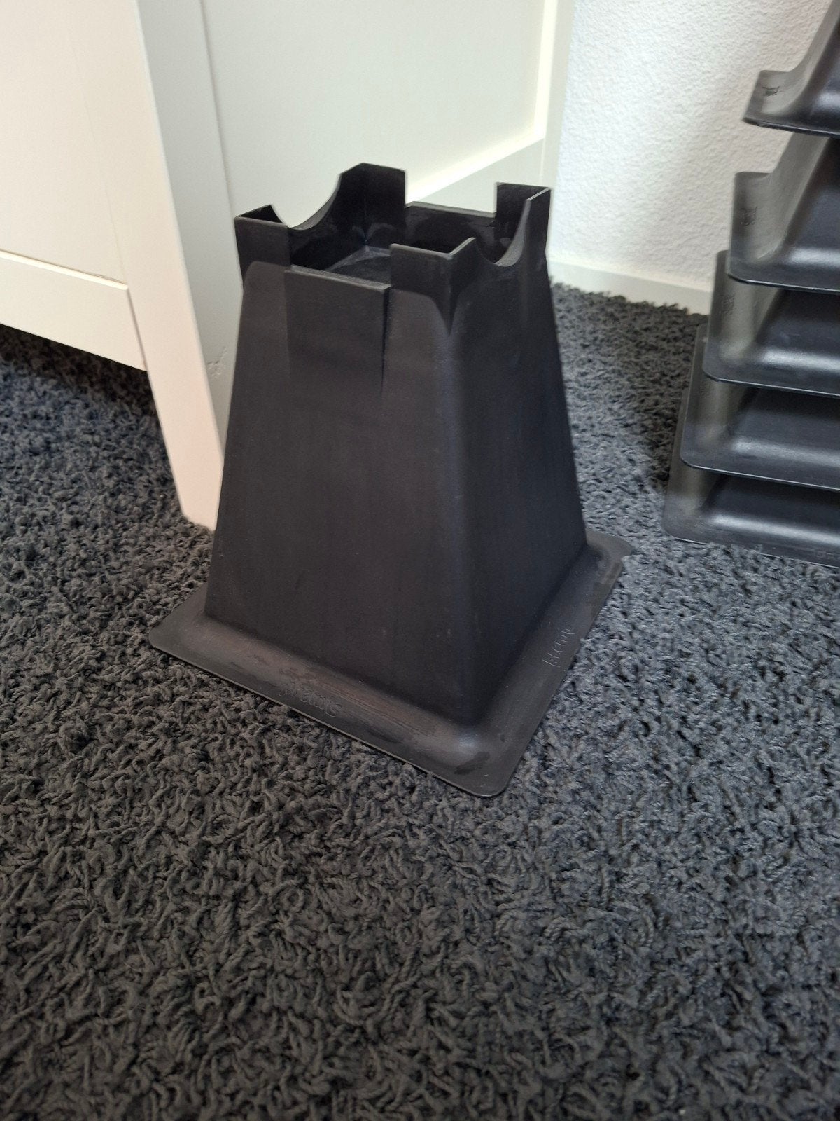 8 zwarte klossen - Verhogers voor meubels of bed, Ophalen, Zo goed als nieuw