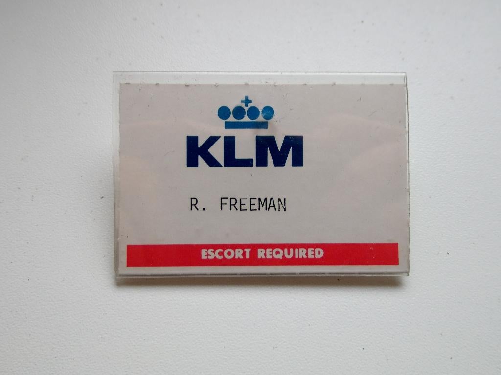 Plastic naamplaatje KLM Royal Dutch Airlines R. Freeman, Verzenden, Zo goed als nieuw, Overige typen