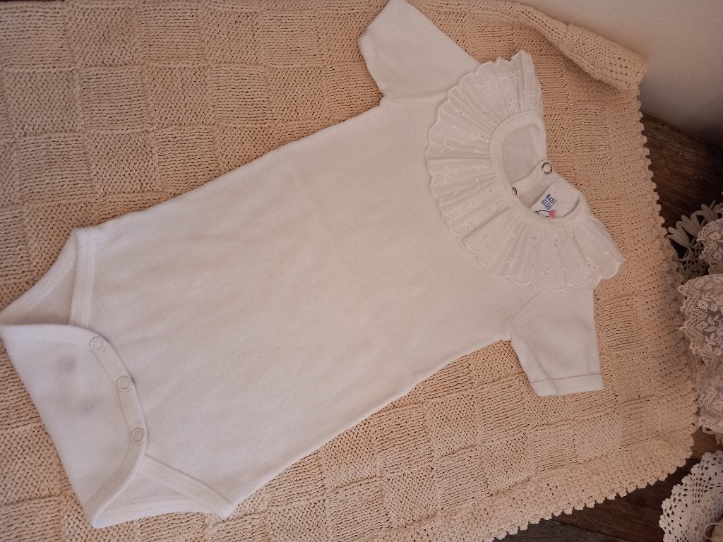 baby romper  wit met broderie kraagje 74/80 baby club., Kinderen en Baby's, Ophalen of Verzenden, Zo goed als nieuw, Jongetje of Meisje