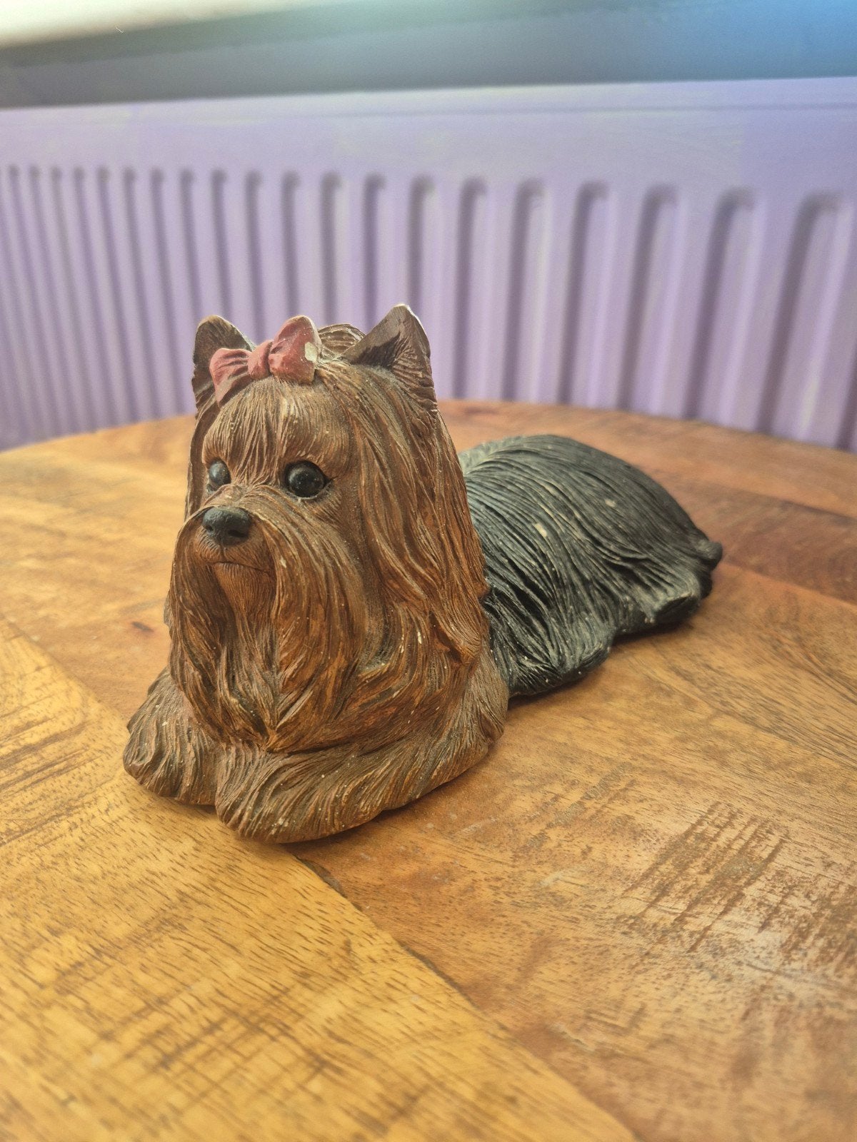 Schattig Yorkshire Terrier beeldje met roze strik, Ophalen of Verzenden