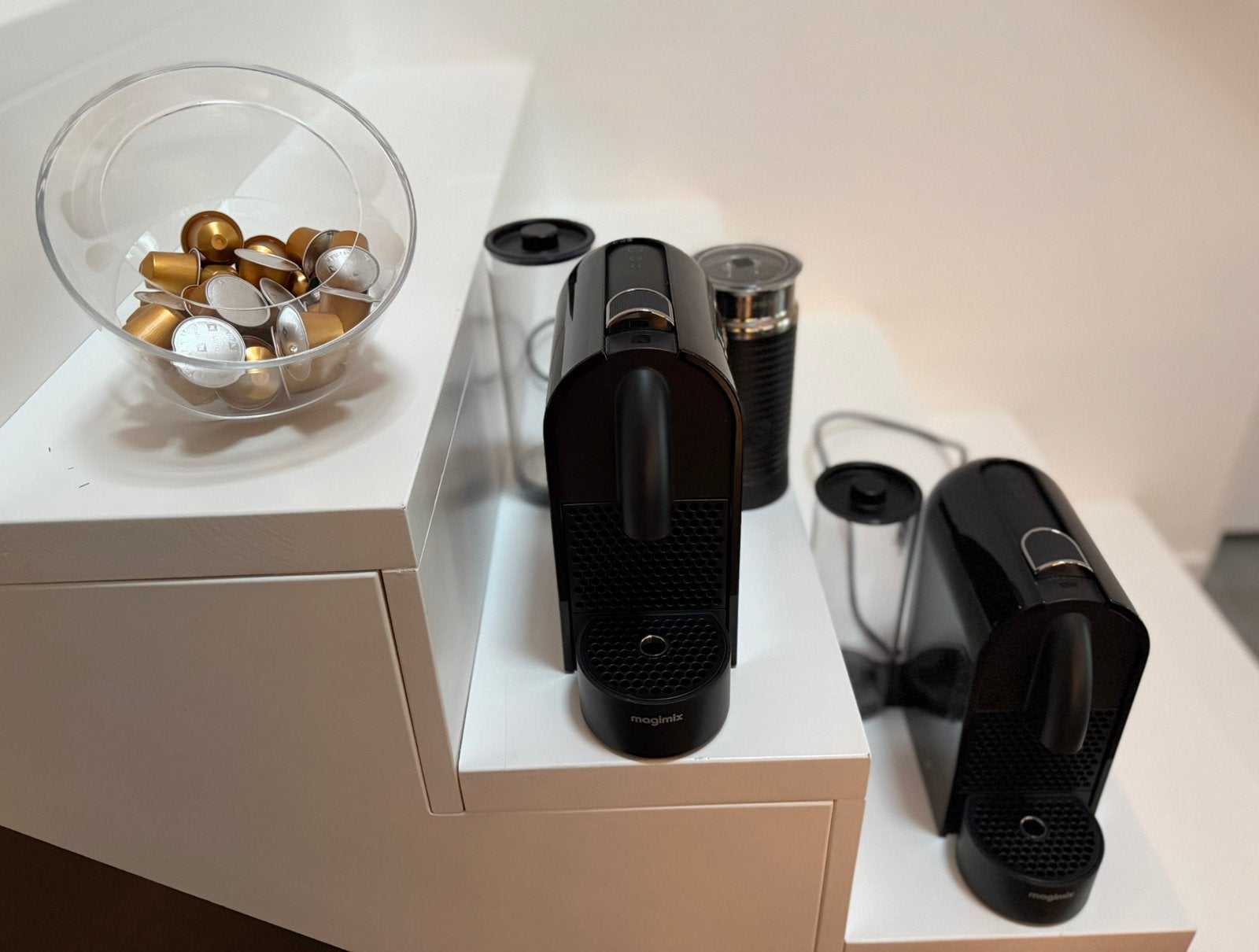 2x Magimix Nespresso U M130 + Aeroccino en capsulehouder, Espresso apparaat, Ophalen of Verzenden, Zo goed als nieuw, Koffiepads en cups