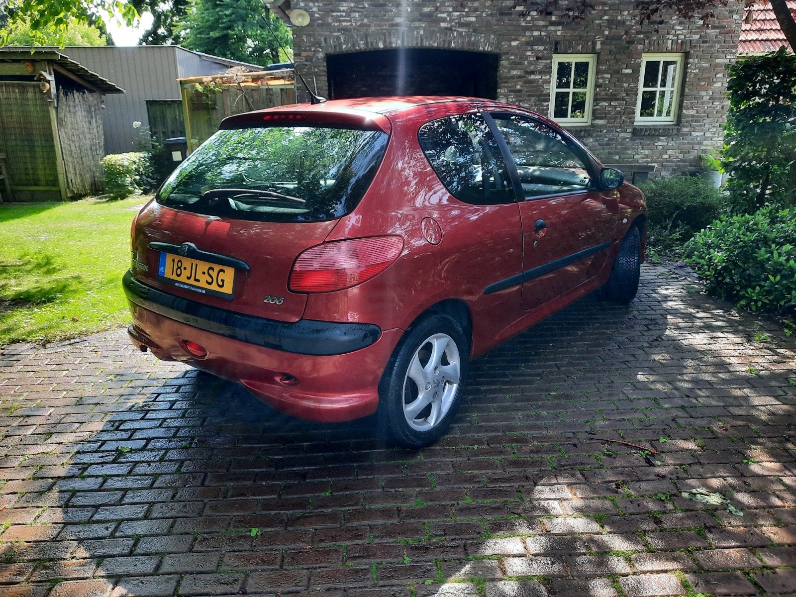 Peugeot 206 1.6 16V Gentry 3D 2002 Rood met vol jaar Apk, Auto's, Voorwielaandrijving, 15 km/l, 40 €/maand, Handgeschakeld
