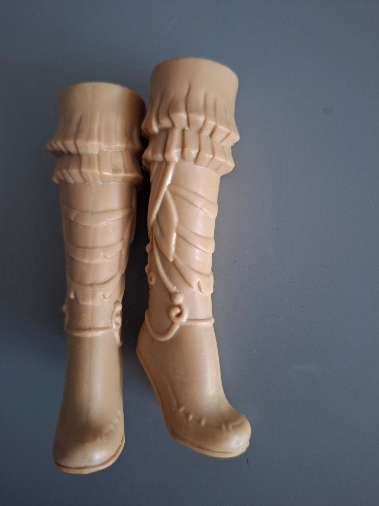 barbie beige  laarzen  Disney Pocahontas, Verzamelen, Ophalen of Verzenden, Zo goed als nieuw, Kleertjes