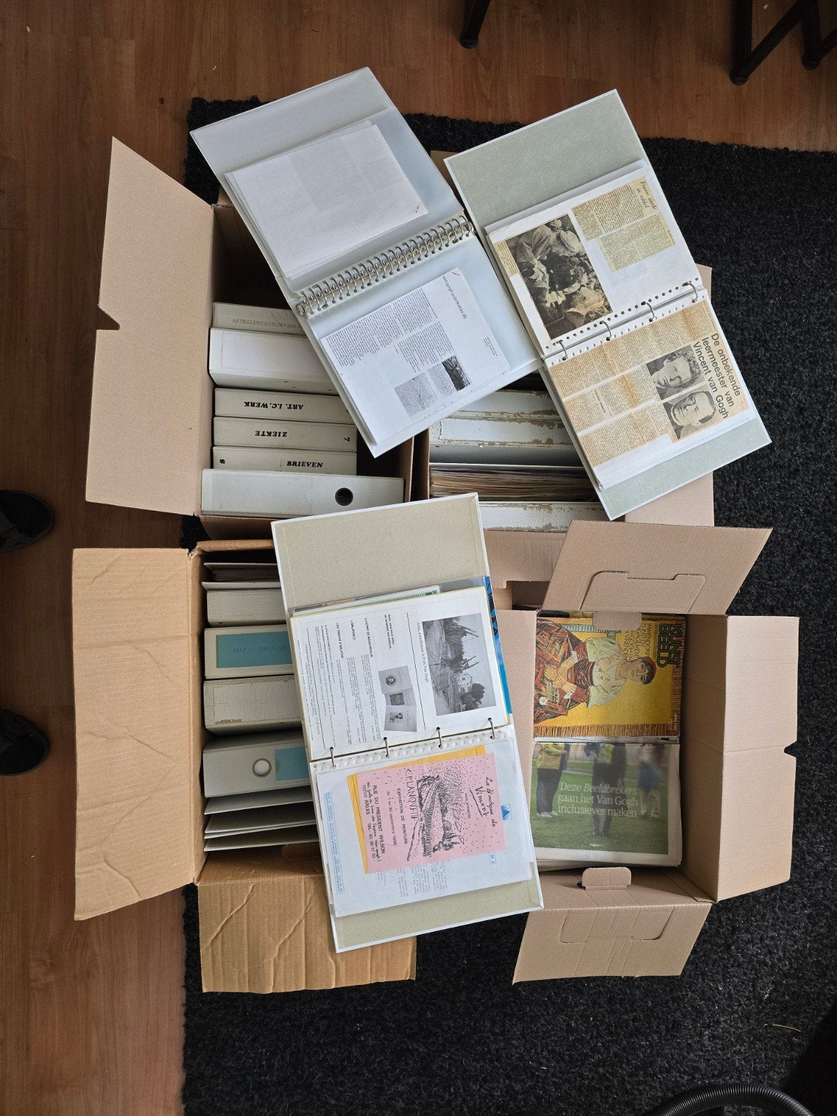 5 verhuisdozen met artikelen over Vincent van Gogh, Ophalen, Gelezen, Overige onderwerpen, Diverse