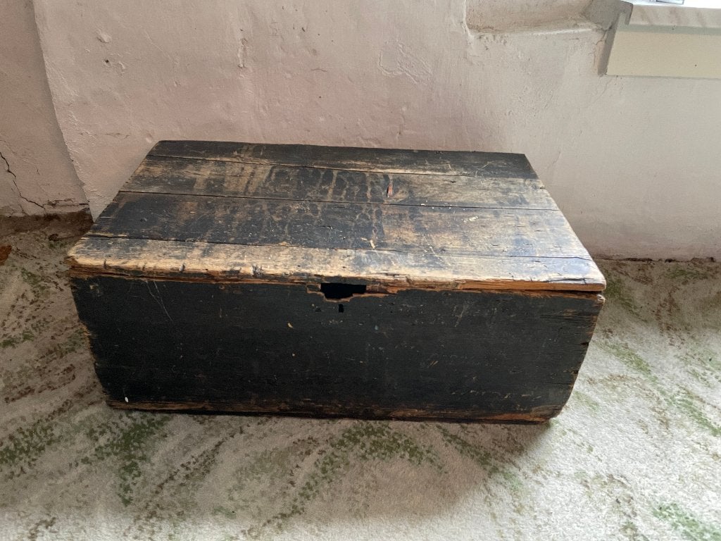 Antieke, zwart geschilderde houten kist, Ophalen