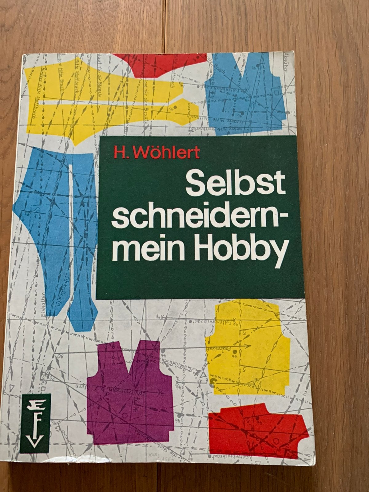 Boekje over kleding maken in het Duits, Boeken, Ophalen of Verzenden, Zo goed als nieuw, Borduren en Naaien