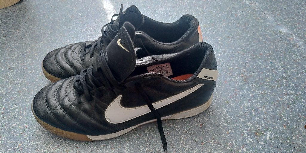 zaalvoetbalschoenen Nike maat 40, Gebruikt, Schoenen, Maat M, Ophalen of Verzenden