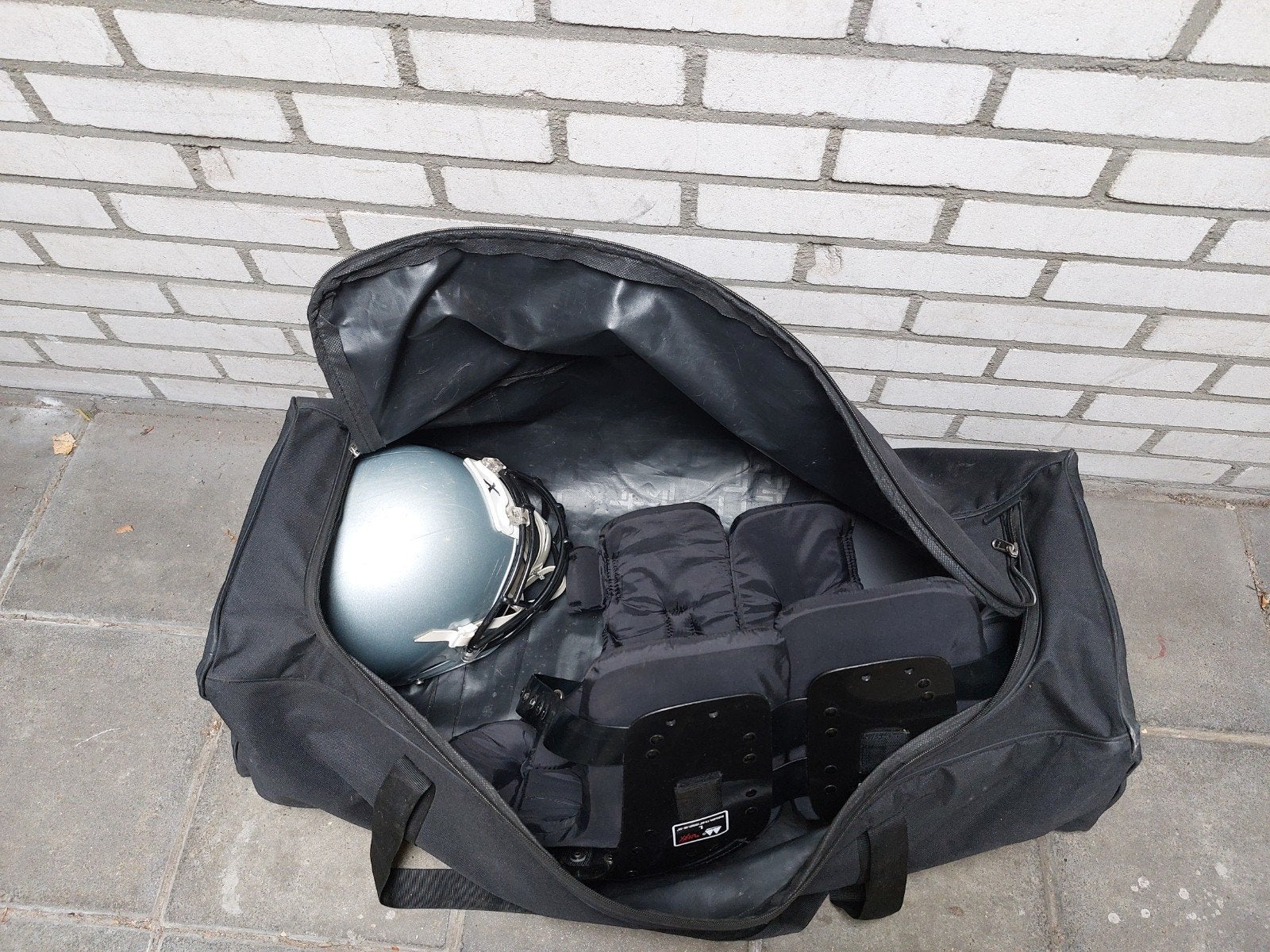 American Football Uitrusting: Helm en Schouderpads (L), Sport en Fitness, Overige Sport en Fitness, Ophalen of Verzenden, Gebruikt