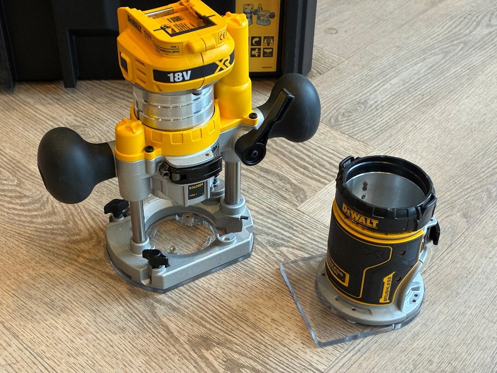 DeWalt 18V Boven en kantfrees DCW604, Doe-het-zelf en Verbouw, Ophalen, DEWALT, Accu, Zo goed als nieuw