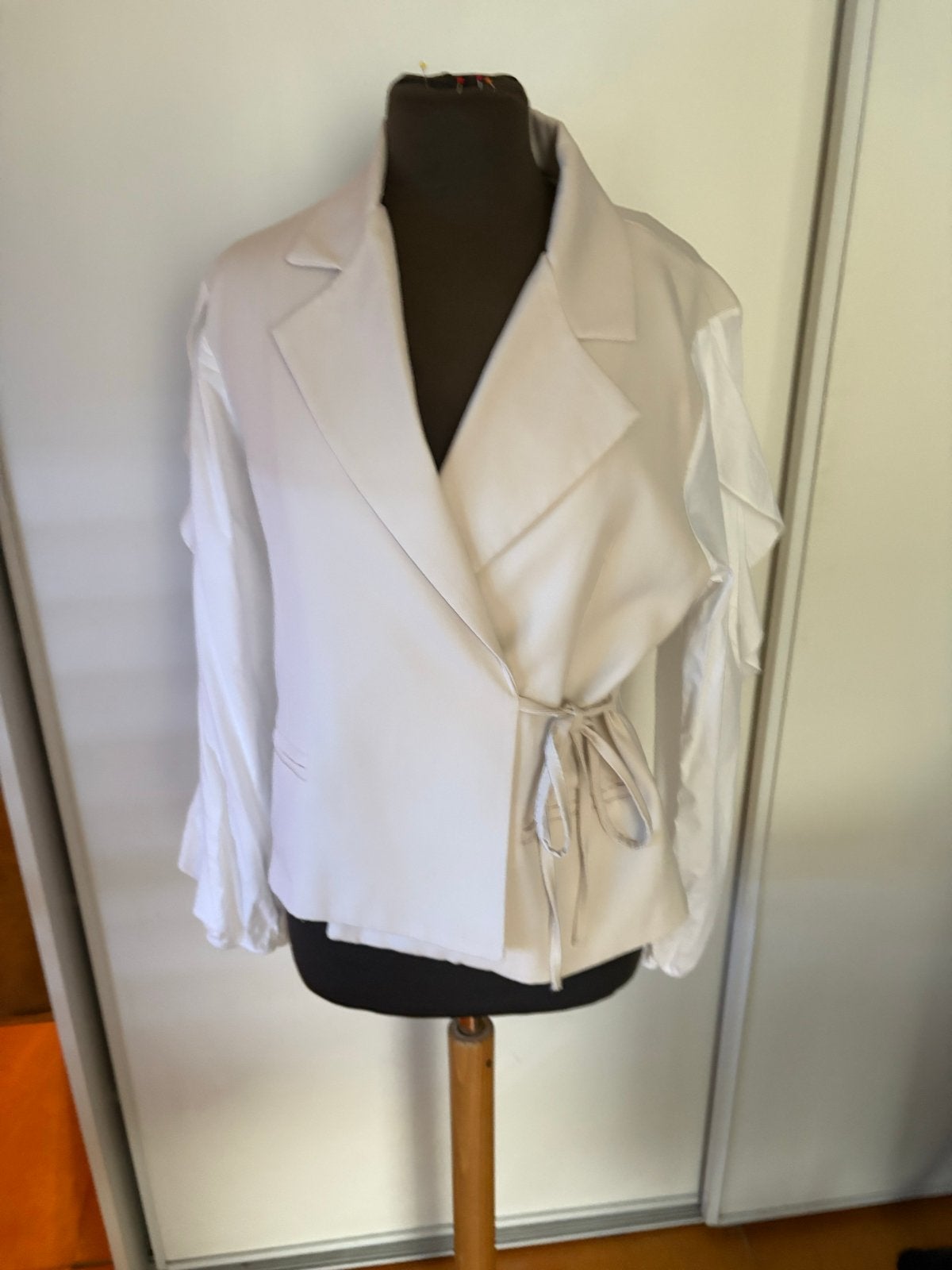 Biba Jas Blouse Beige met Witte Mouwen en Rouches Maat M/L, Ophalen of Verzenden, Nieuw, Maat 38/40 (M), Beige