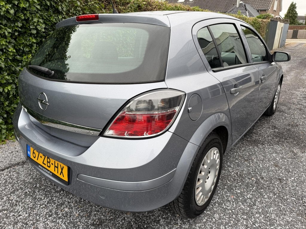 Opel Astra 1.6 Essentia | Elekt. Ramen | Radio / CD | APK to, Auto's, Opel, Voorwielaandrijving, Gebruikt, Zwart, 4 cilinders
