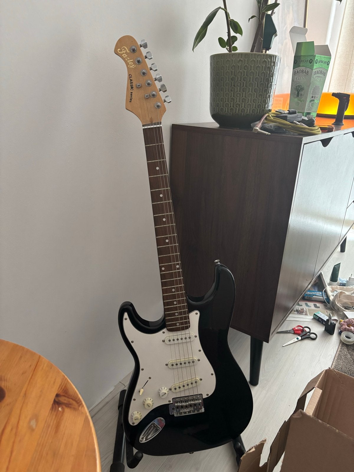 Fazley Linkshandige Gitaar met Bluetooth Versterker & Tuner, Muziek en Instrumenten, Snaarinstrumenten | Gitaren | Elektrisch