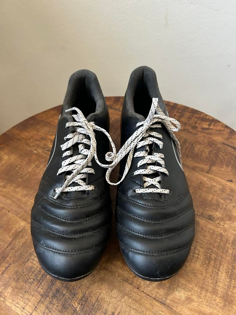 Zwarte Voetbalschoenen Maat 45 Kipsta, Sport en Fitness, Rugby, Ophalen of Verzenden, Zo goed als nieuw