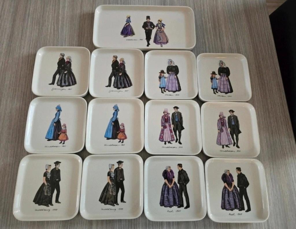 12 Vintage Bordjes met Klederdracht, Huis en Inrichting, Keuken | Servies, Zo goed als nieuw, Bord(en), Overige stijlen, Keramiek