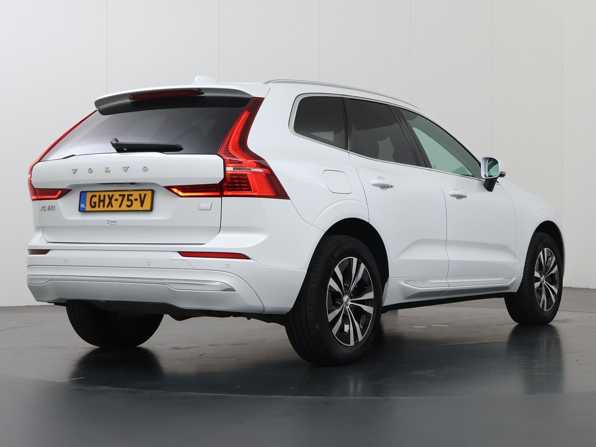 Volvo XC60 2.0 T6 Plug-in hybrid AWD Inscription Expression, Auto's, Automaat, Dealer onderhouden, Stof, Gebruikt